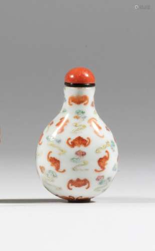 A fine famille rose porcelain tear-drop-shaped snuff bottle ...
