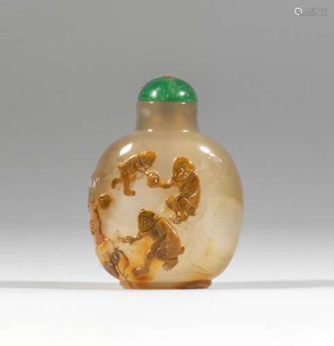 TABATIÈRE EN AGATE SCULPTÉE De style Suzhou, 1750-1830 (2)