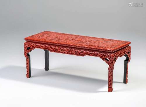 RARE PETITE TABLE EN LAQUE ROUGE SCULPTÉE Époque Jiaqing (17...