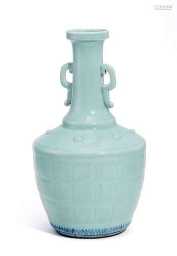 RARE VASE EN PORCELAINE CELADON XVIIIe siècle