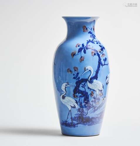 RARE VASE EN PORCELAINE A FOND BLEU Marque et époque Qianlon...