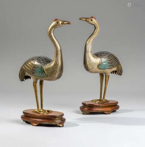 PAIRE DE GRUES DÉBOUT EN BRONZE DORÉ ET ÉMAUX CLOISONNÉS XIX...