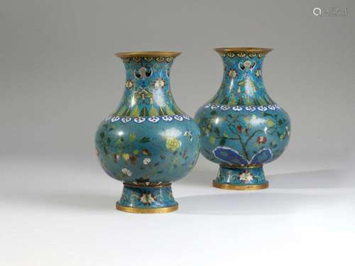 PAIRE DE VASES BALUSTRES EN BRONZE DORÉ ET EMAUX CLOISONNÉS ...