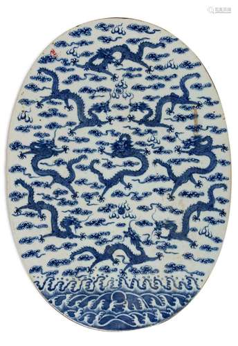 GRANDE PLAQUE EN PORCELAINE BLEU BLANC Époque Jiaqing/Daogua...