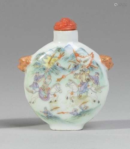 TABATIÈRE EN PORCELAINE DE LA FAMILLE ROSE Marque Yongle Tan...