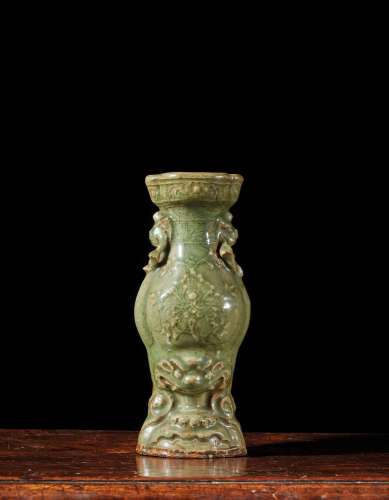 CHINE, Fours de Longquan - Epoque MING (1368 - 1644)    Vase...