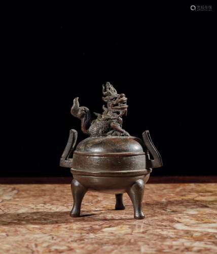 CHINE - XVIIIe siècle    Brûle-parfum tripode à deux anses e...