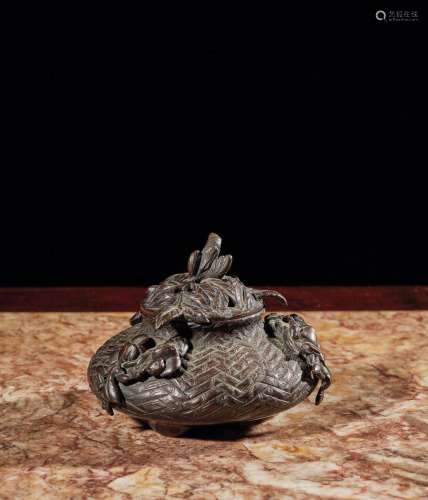 CHINE - XIXe siècle    Brûle-parfum tripode en bronze à pati...