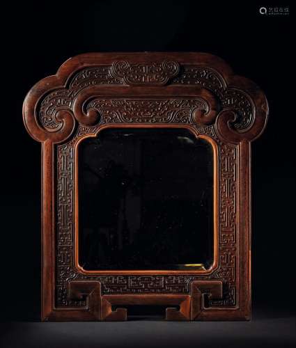 CHINE - XVIIIe/XIXe siècle    Miroir dans un cadre en huangh...