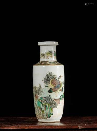 CHINE - XIXe siècle    Vase de forme rouleau en porcelaine é...