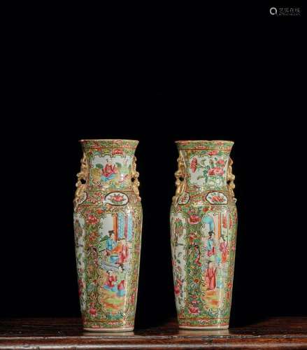 CHINE, Canton - XIXe siècle    Paire de vases de forme cylin...