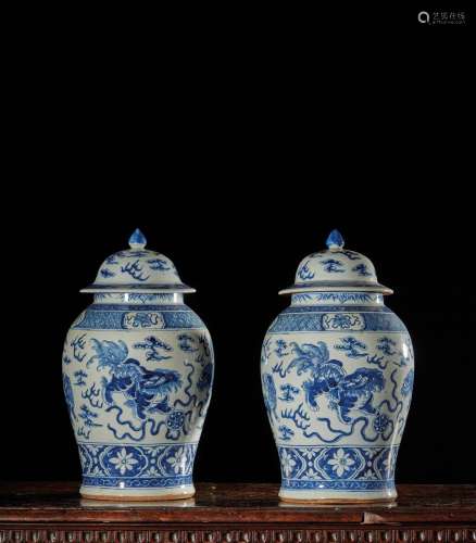 CHINE - XIXe siècle    Paire de potiches couvertes en porcel...