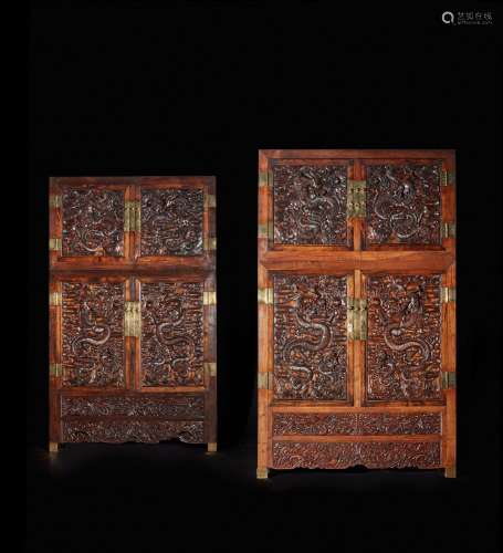 CHINE - XIXe siècle    Paire d\'importantes armoires avec le...