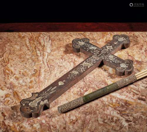 INDOCHINE - XIXe siècle    Crucifix en bois incrusté de nacr...