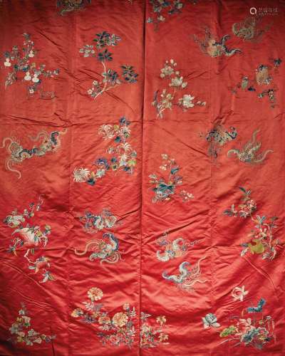 CHINE - XIXe siècle    Grand rideau en soie rouge à décor br...
