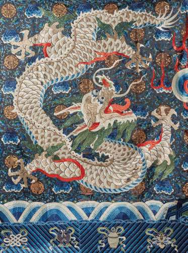 CHINE - XIXe siècle    Grand fragment de décoration en soie ...