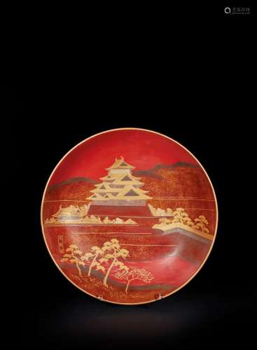 JAPON - XXe siècle    Grande coupe en laque rouge décorée en...