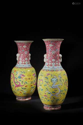 CHINE - Epoque Tongzhi (1856-1875)    Paire de vases à col é...
