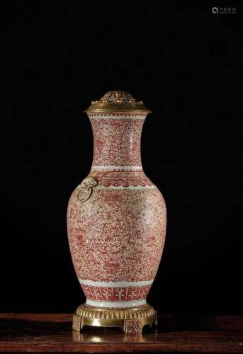 CHINE - XVIIIe/XIXe siècle    Vase balustre en porcelaine dé...