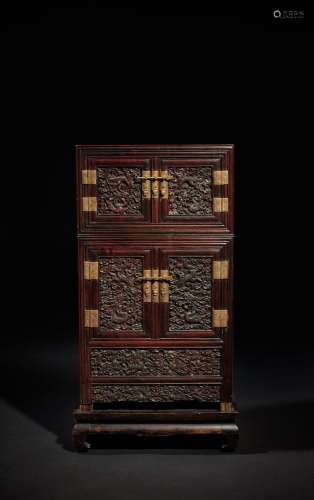 CHINE - XIXe siècle    Petit cabinet en bois ouvrant à quatr...