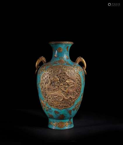 CHINE - XIXe siècle    Vase balustre en porcelaine à couvert...