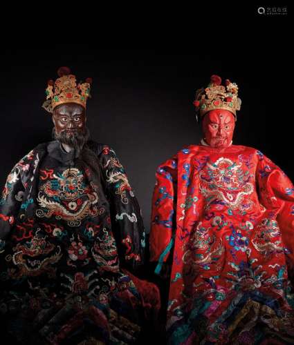 CHINE - XIXe siècle    Deux poupées en bois articulées. Cell...