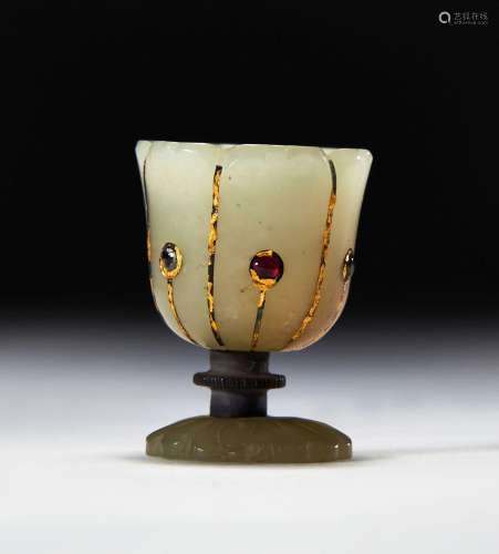 A MUGHAL JADE GEM SET FOOTED CUP, 17TH/18TH CENTURY