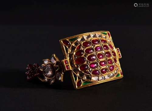 AN INDIAN GEM SET BAZUBAND ON ENAMELLED GOLD, 19TH/20TH CENT...