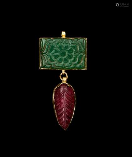 AN INDIAN CARVED EMERALD & RUBY PENDANT, 19TH/20TH CENTU...