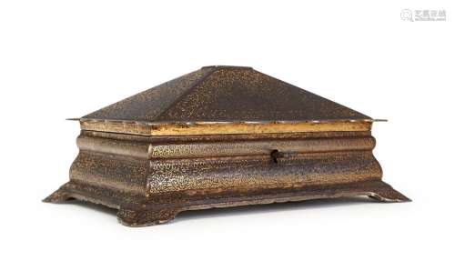 A MUGHAL GOLD DAMASCENE BOX, 18TH CENTURY, INDIA