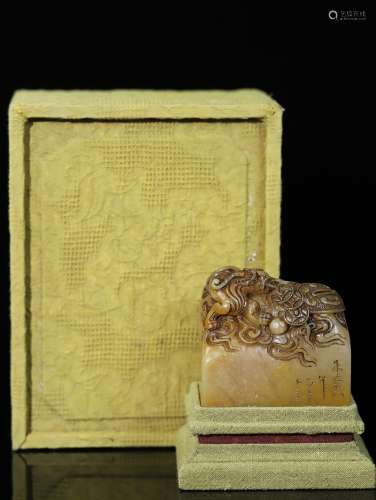 旧藏珍品布盒装纯手工雕刻寿山石印章金钱兽