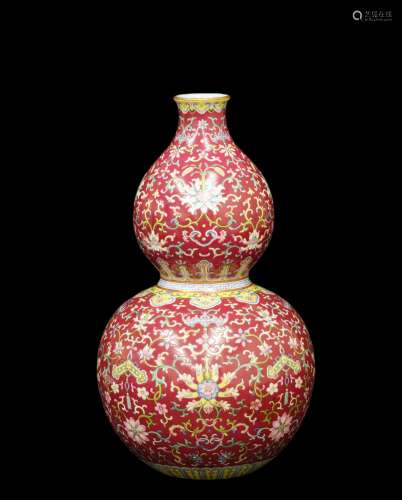 大清乾隆年制款 胭脂红釉粉彩葫芦瓶
