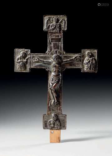 Croix processionnelle en cuivre repoussé. Christ en cro