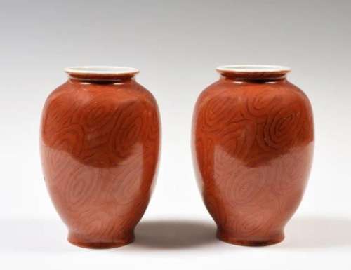 Chine
Paire de vases oblongs en porcelaine à fond corai