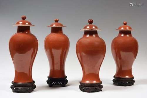 Chine
Quatre vases balustres couverts en porcelaine à f