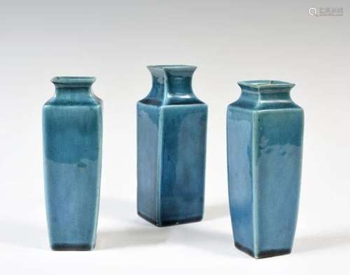 Chine
Trois vases à section carrée en biscuit émaillé t