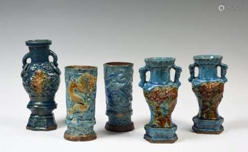 Chine
Garniture de cinq vases de temple en céramique ém