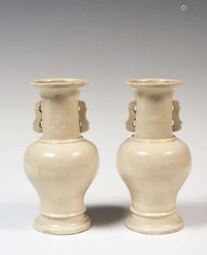 Chine
Paire de vases balustre en porcelaine blanc-de-Ch