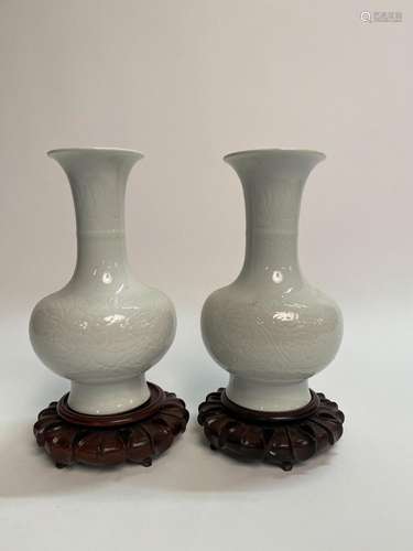 Chine
Paire de vases de forme balustre en porcelaine bl