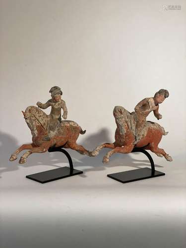 Deux statuettes Mingqi 
Deux joueuses de polo à cheval