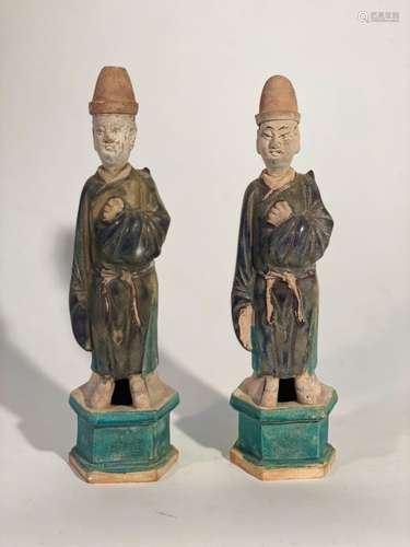 Deux serviteurs moyens
Période Ming
H : 41 cm