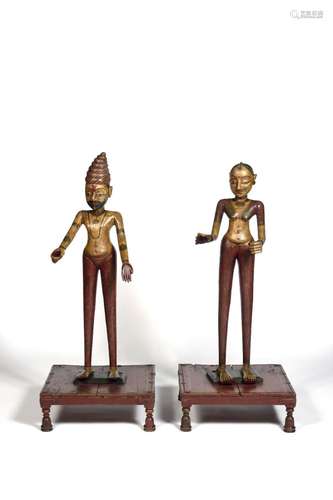 Deux statuettes en bois laqué
H : 100 cm environ