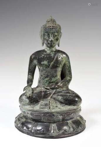 Bouddha assis, bronze a patine verte 
H : 34 cm