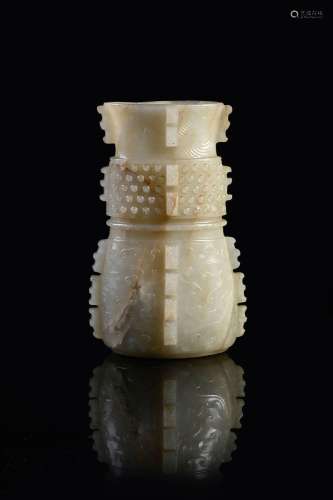 CHINE, Epoque Ming    Vase en jade dans le goût archaïque, p...