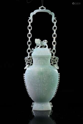 CHINE, XXe siècle    Rare vase couvert en jadeite, la panse ...