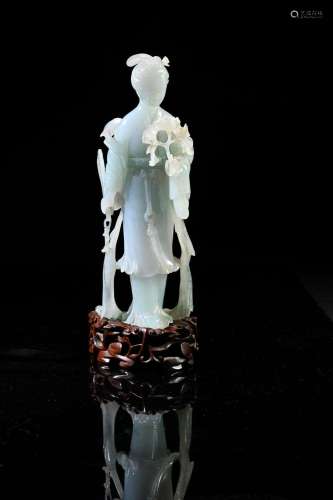 CHINE, XXe siècle    Statuette en jadeite Figurant une éléga...
