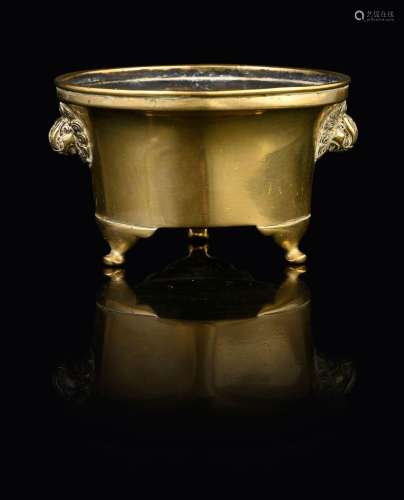 CHINE, XVIIe siècle    Petit brûle parfum en bronze, la pans...