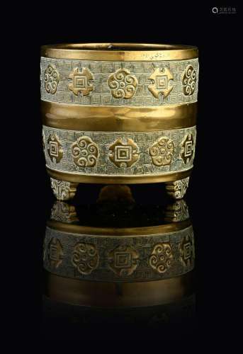 CHINE, XVIIe siècle    Petit brûle parfum en bronze la panse...