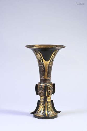CHINE, XVIIe siècle    Vase en bronze partiellement doré Réa...