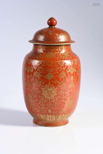 CHINE, Marque et époque Daoguang    Rare vase couvert en por...